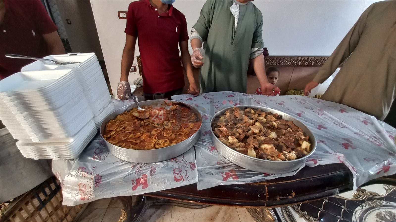 تجهيز وجبات للصائمين الأكثر احتياجا والأرامل بمركز ديروط- تصوير إيمان سمير