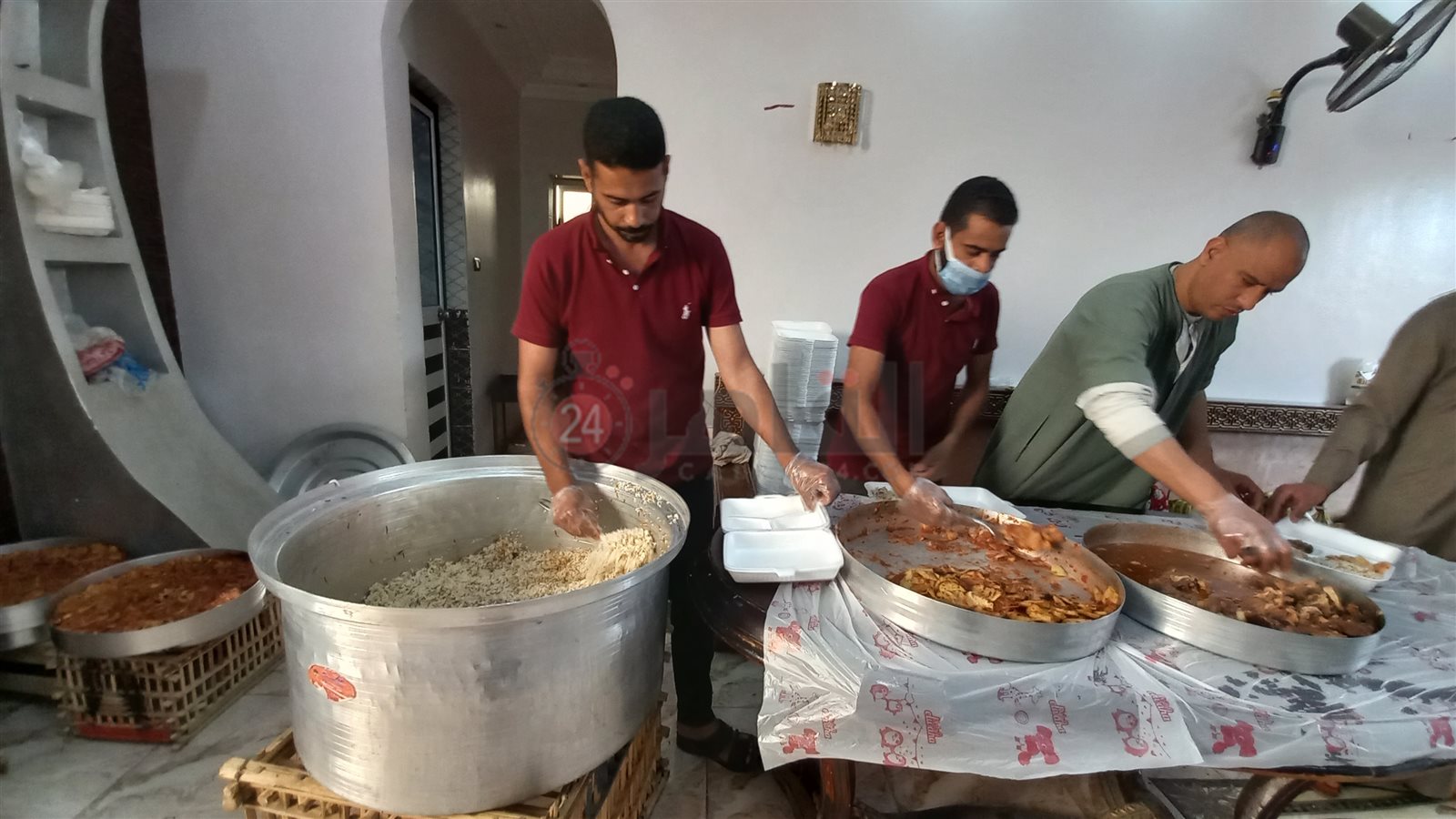 تجهيز وجبات للصائمين الأكثر احتياجا والأرامل بمركز ديروط- تصوير إيمان سمير