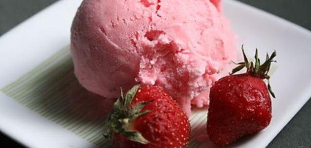 طريقة عمل آيس كريم الفراولة الطبيعي