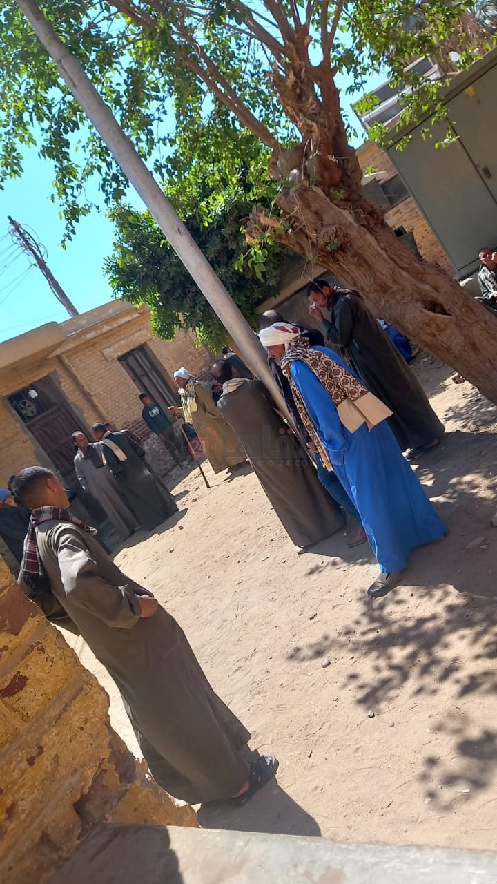 أهل ضحية زوجها بأسيوط ينتظرون أمام المشرحة