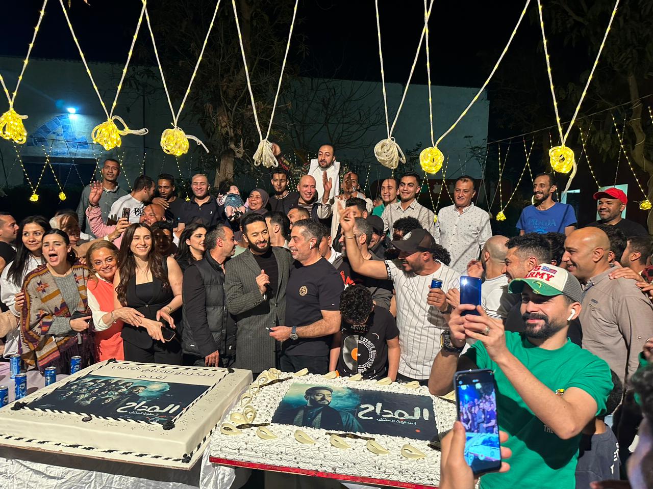 احتفال حمادة هلال وفريق عمل مسلسل المداح بانتهاء التصوير (3)