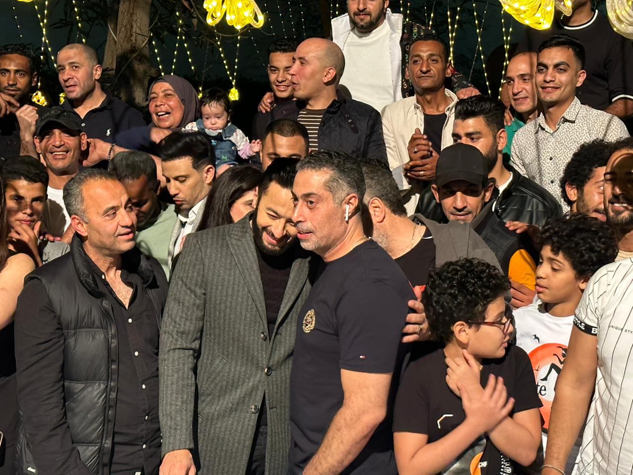 احتفال حمادة هلال وفريق عمل مسلسل المداح بانتهاء التصوير (6)