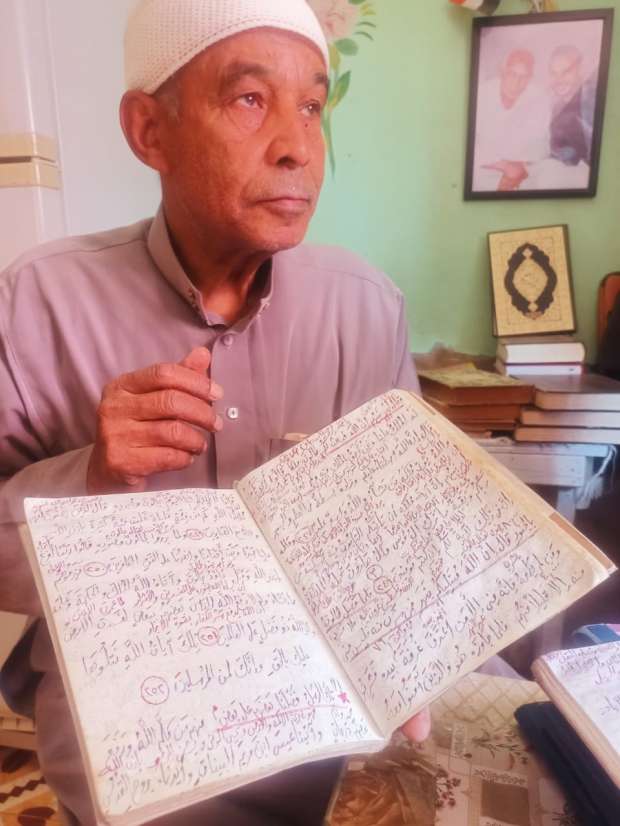 المدرس وإحدى النسخ المكتوبة من كتاب الله