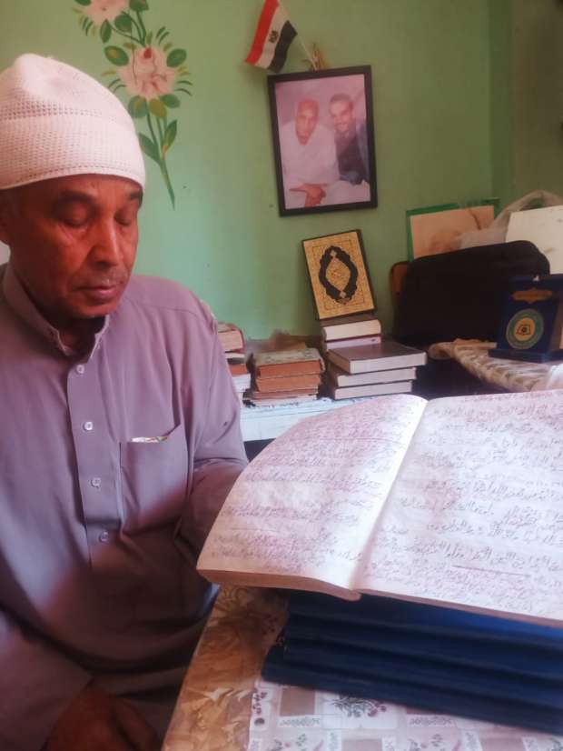 المدرس وإحدى نسخ القرآن التي كتبها