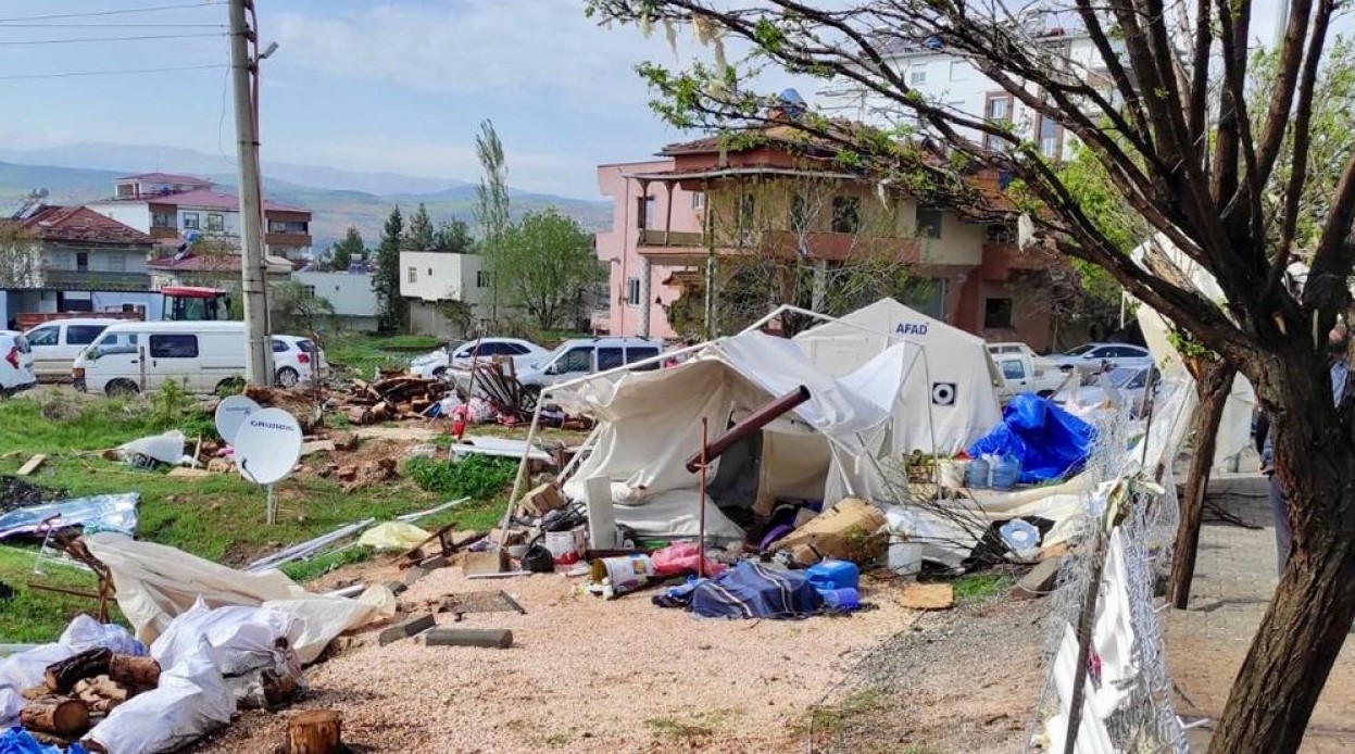 بعد الزلزال.. إعصار مروع وعاصفة مدمرة يضربان كهرمان مرعش بتركيا | صور 1