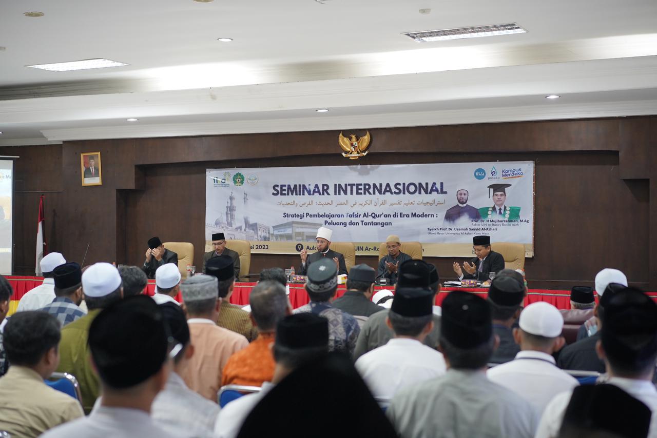 تمنح الدكتور أسامة الأزهري درعًا وشهادة تقدير