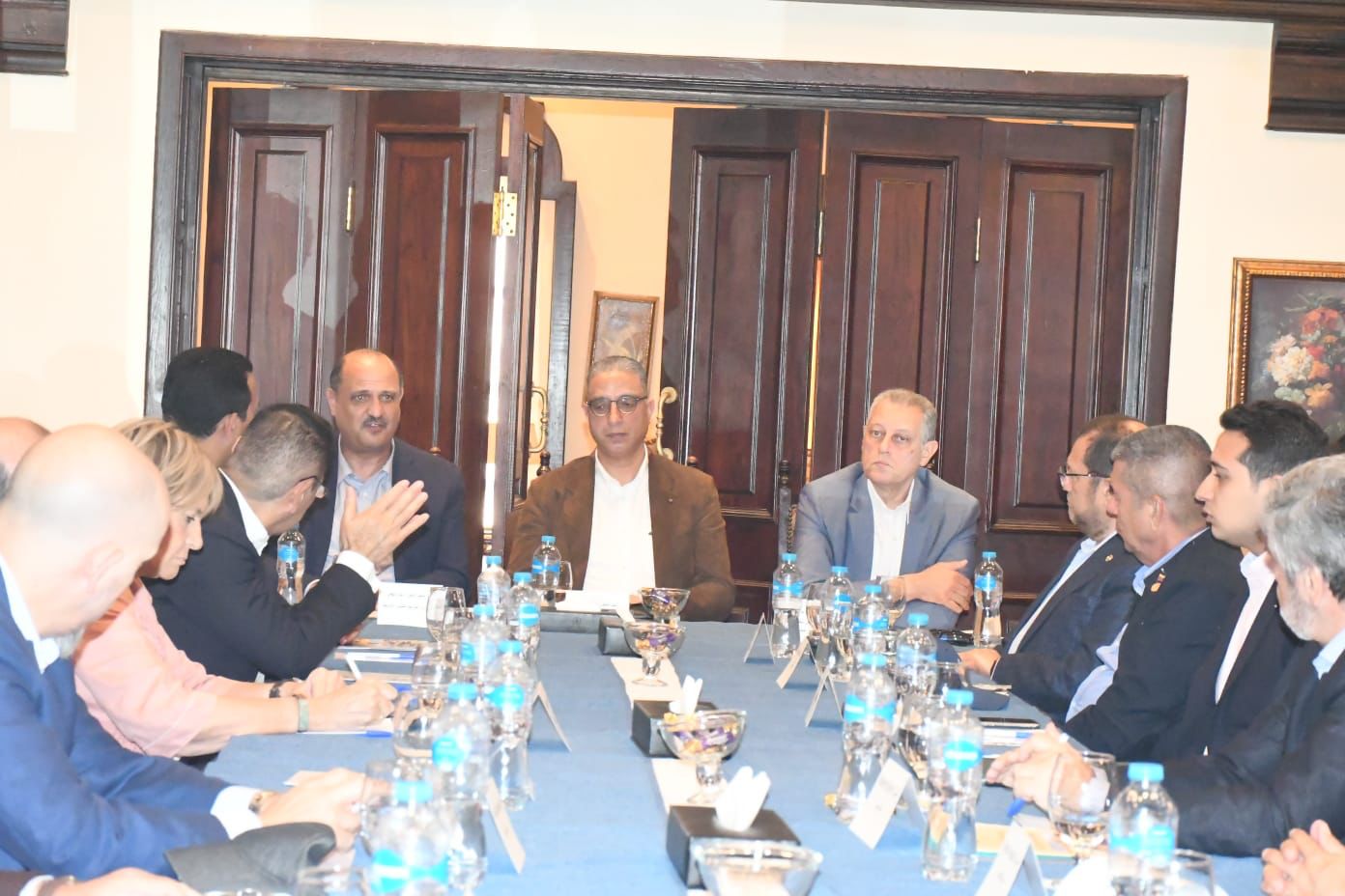 محافظ الفيوم يستعرض مشروعات حياة كريمة