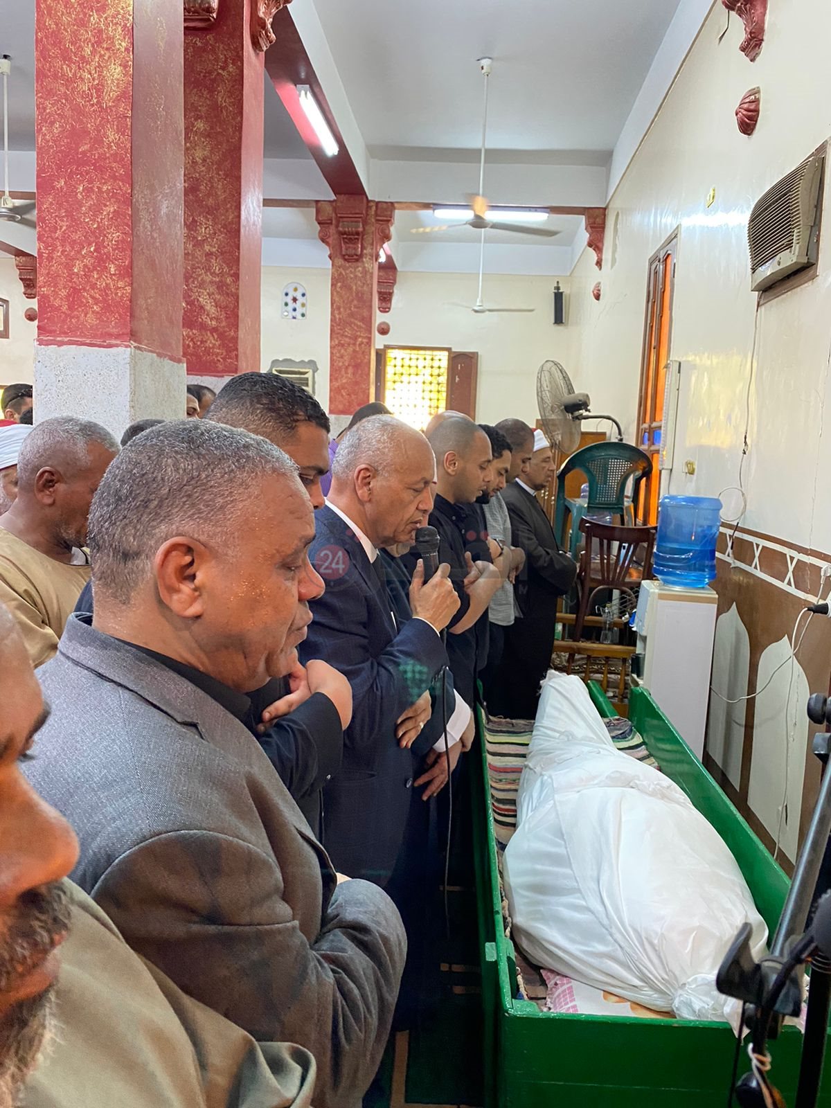 مصطفى بكرى يؤم المصلين في صلاة الجنازه على نائب الغلابة قبل دفنه بمقابر العائلة في قنا