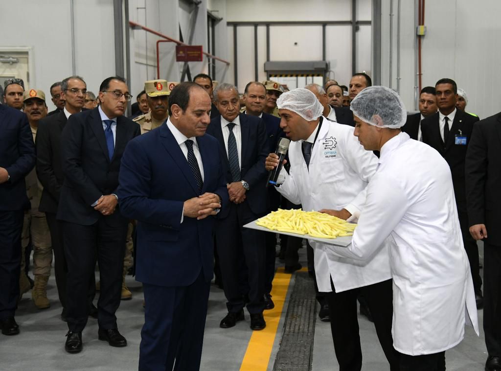 السيسي يتفقد مصنع إنتاج البطاطس في شرق العوينات