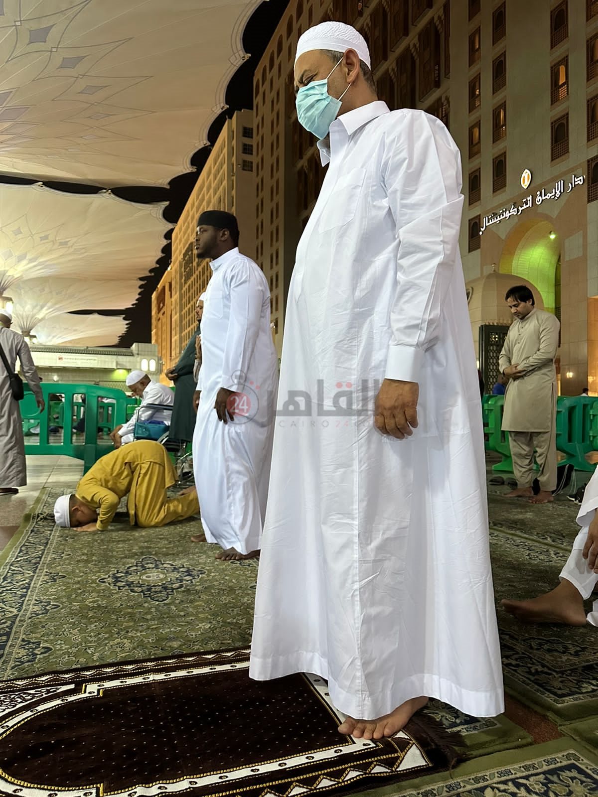 شيخ الأزهر يصلي العشاء في ساحة المسجد النبوي الشريف مع المصلين