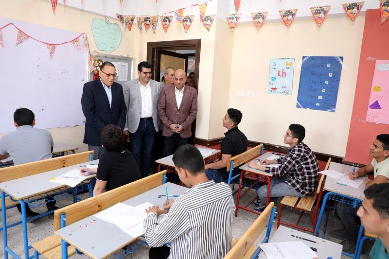 محافظ الشرقية يتفقد امتحانات الشهادة الإعدادية 04