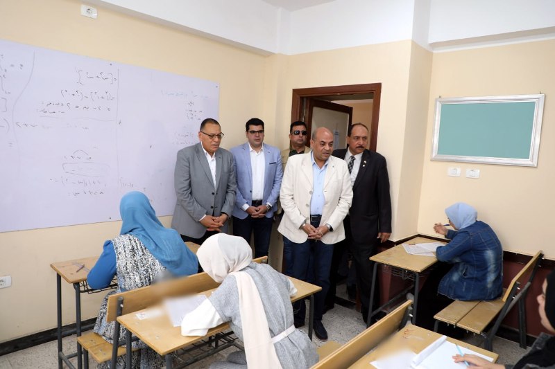 محافظ الشرقية يتفقد لجان امتحانات الدبلومات الفنية 02