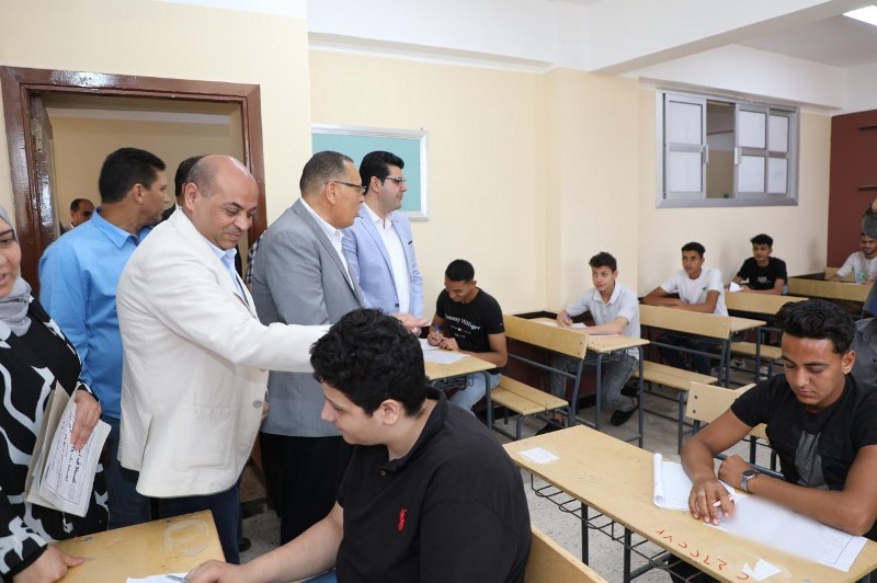 محافظ الشرقية يتفقد لجان امتحانات الدبلومات الفنية 03