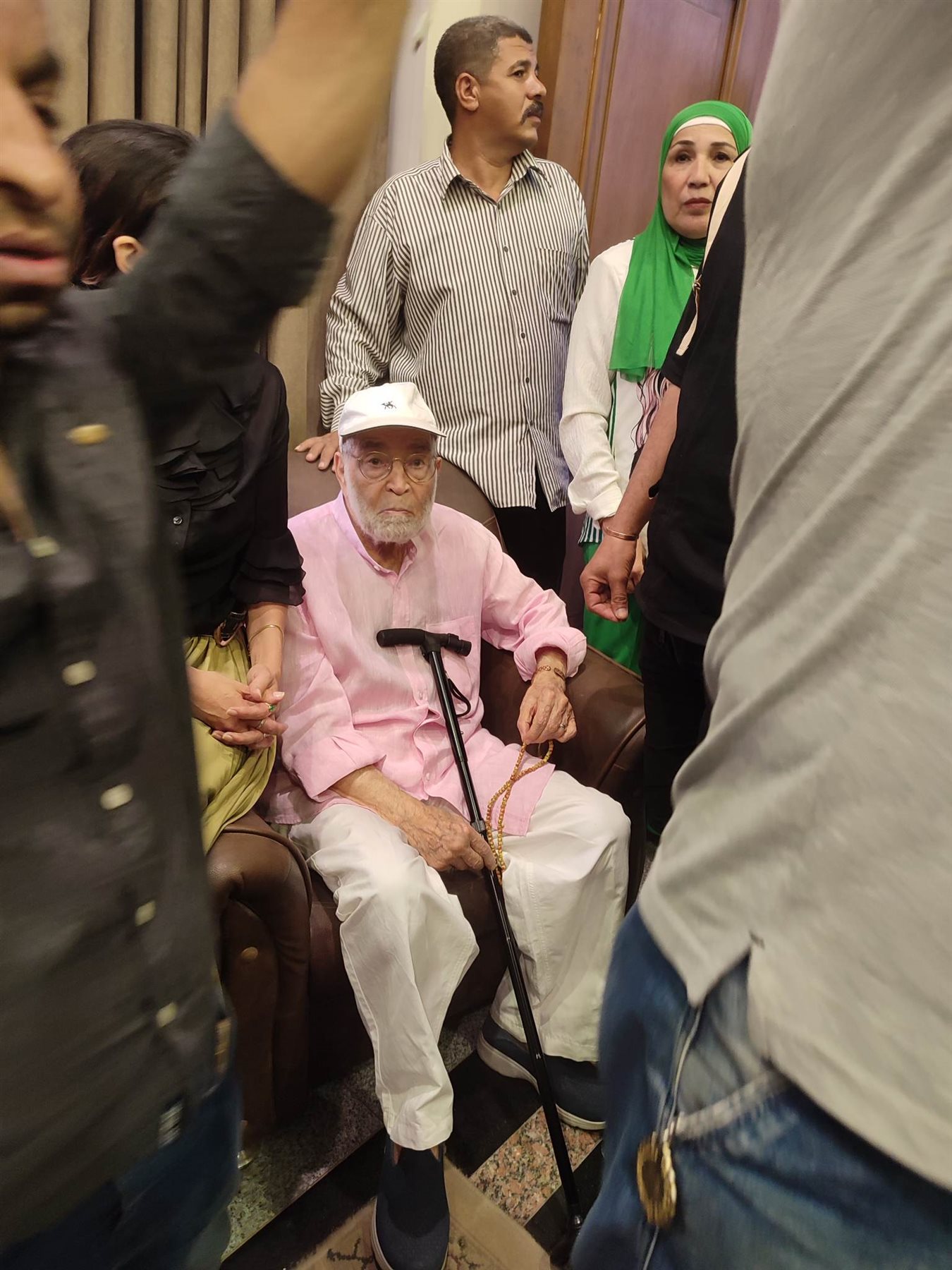 حسن يوسف يتكئ على العكاز في حفل تكريمه في قصر السينما (1)