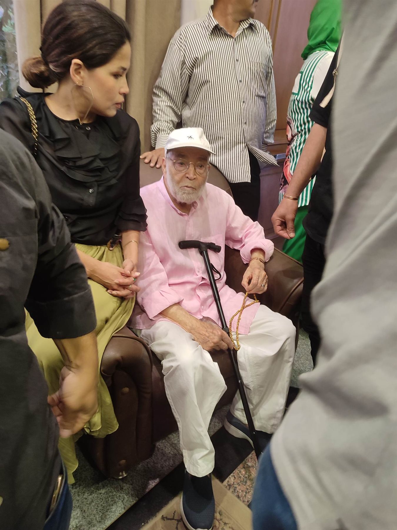 حسن يوسف يتكئ على العكاز في حفل تكريمه في قصر السينما (4)