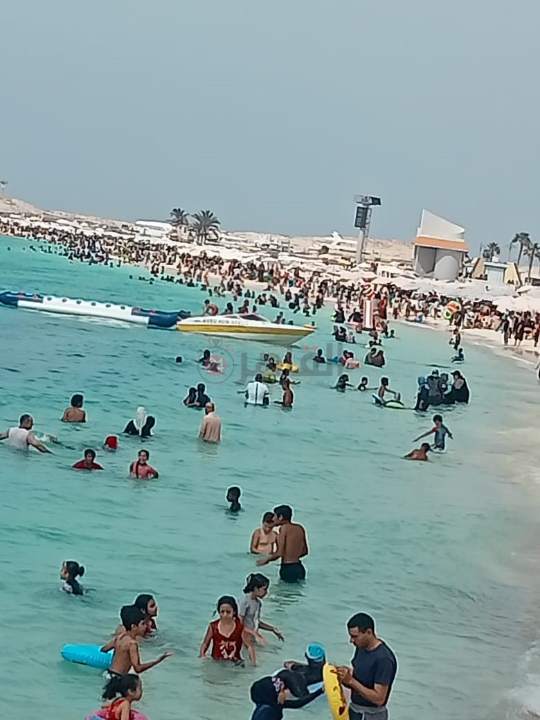 ازدحام المصيفين على شواطئ مطروح
