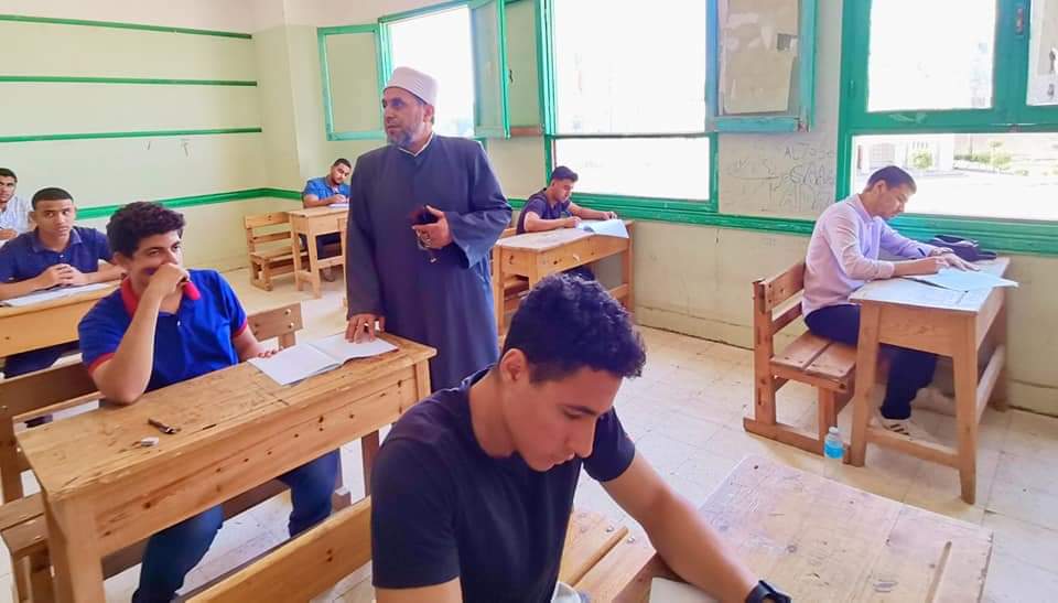 رئيس منطقة الشرقية الأزهرية يتفقد امتحانات الشهادة الثانوية 01