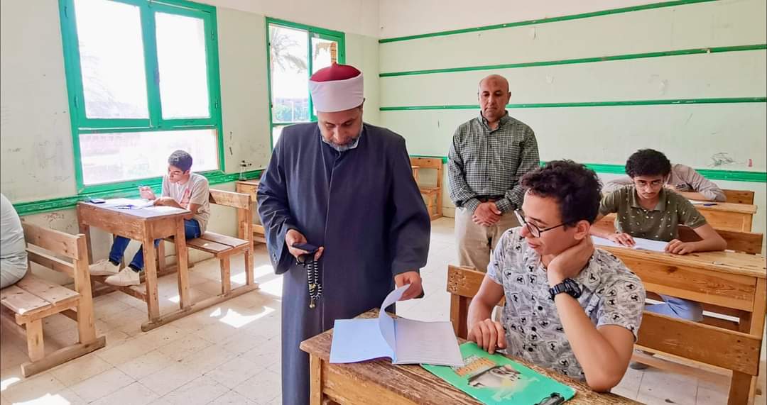 رئيس منطقة الشرقية الأزهرية يتفقد امتحانات الشهادة الثانوية 02