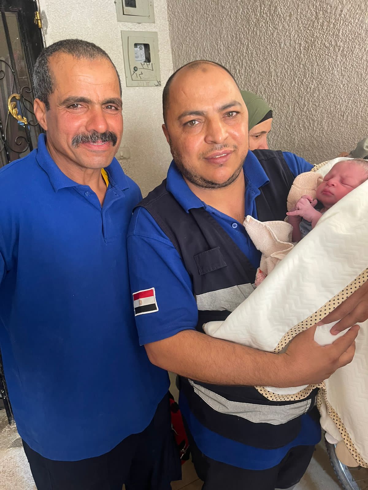 المسعف والسائق والطفل المولود