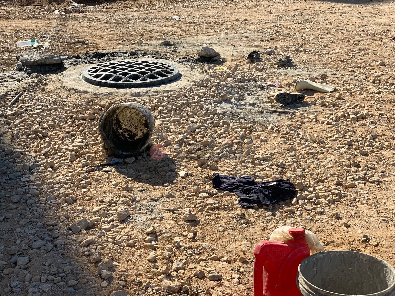 مصرع عامل واصابة 4 آخرين إثر السقوط في بالوعة صرف8