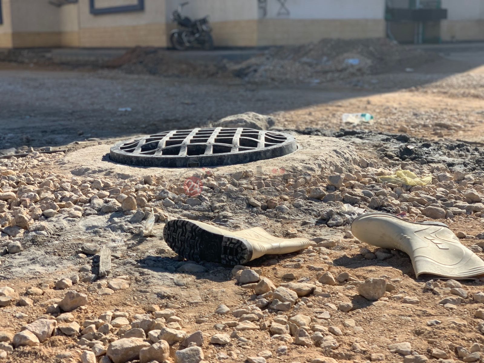 مصرع عامل واصابة 4 آخرين إثر السقوط في بالوعة صرف6