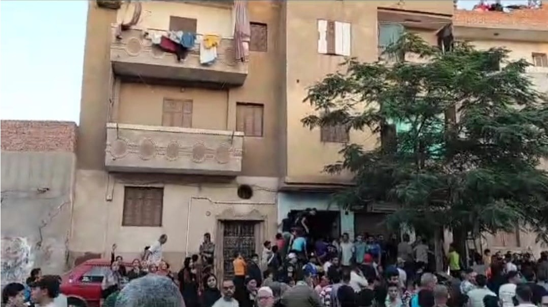 الأهالي أمام المنزل بعد الحريق 02