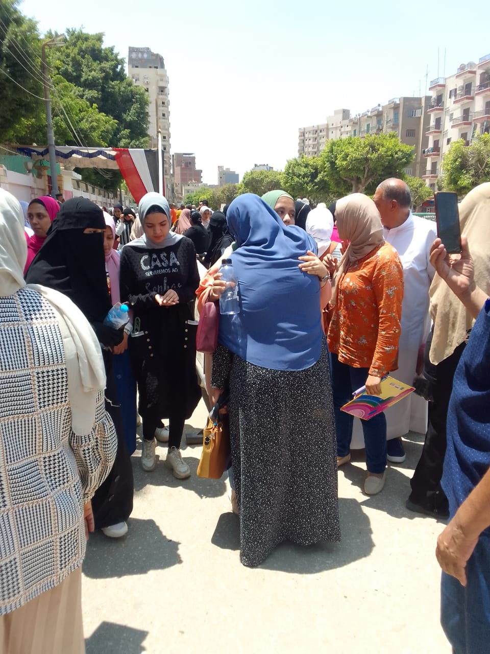 السعادة على وجوه طلاب الثانوية بالفيوم لسهولة امتحاني الفيزياء والتاريخ