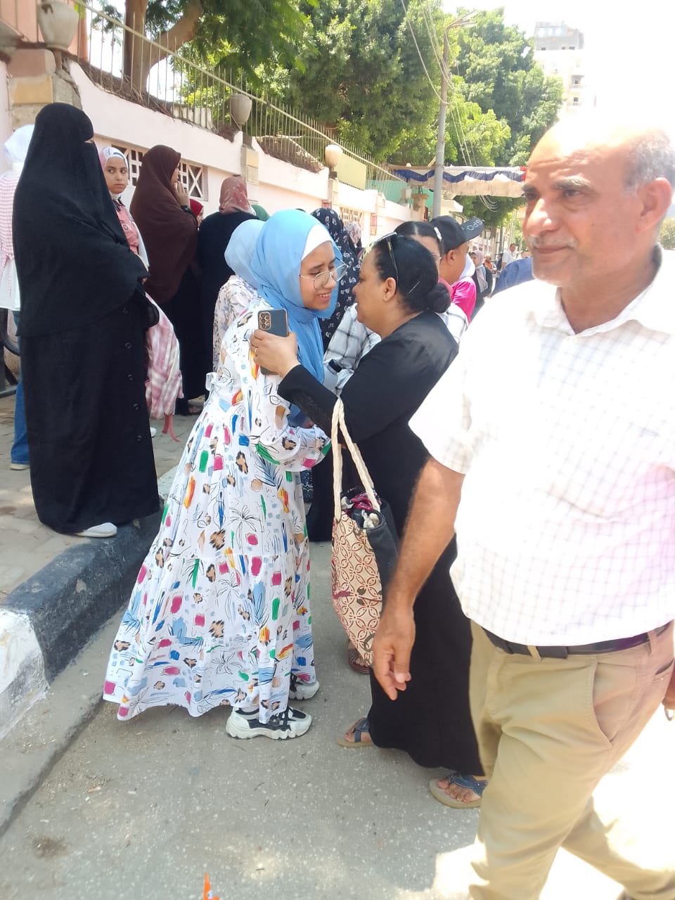 السعادة على وجوه طلاب الثانوية بالفيوم لسهولة امتحاني الفيزياء والتاريخ