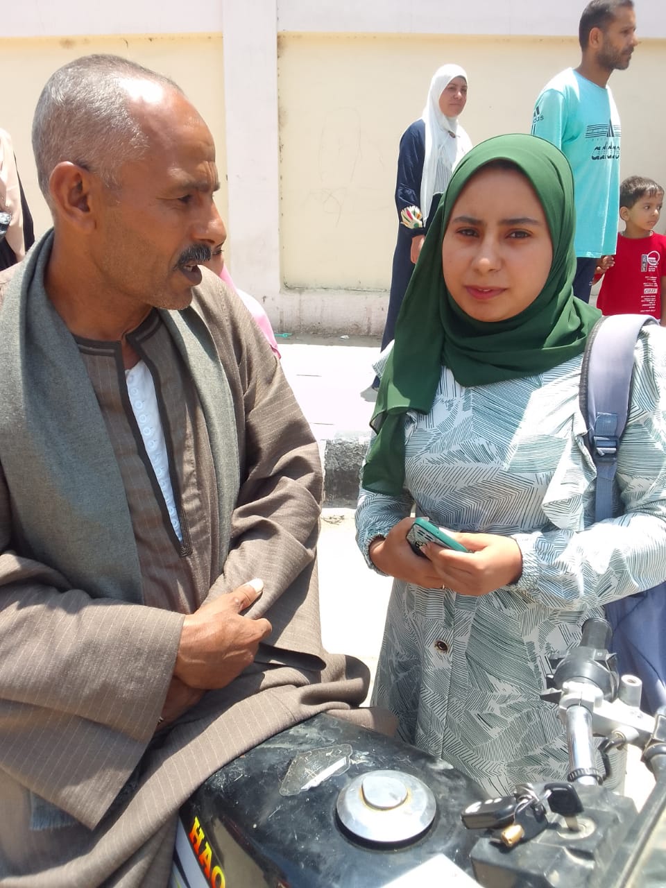 السعادة على وجوه طلاب الثانوية بالفيوم لسهولة امتحاني الفيزياء والتاريخ