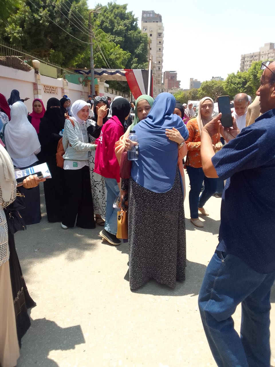 السعادة على وجوه طلاب الثانوية بالفيوم لسهولة امتحاني الفيزياء والتاريخ