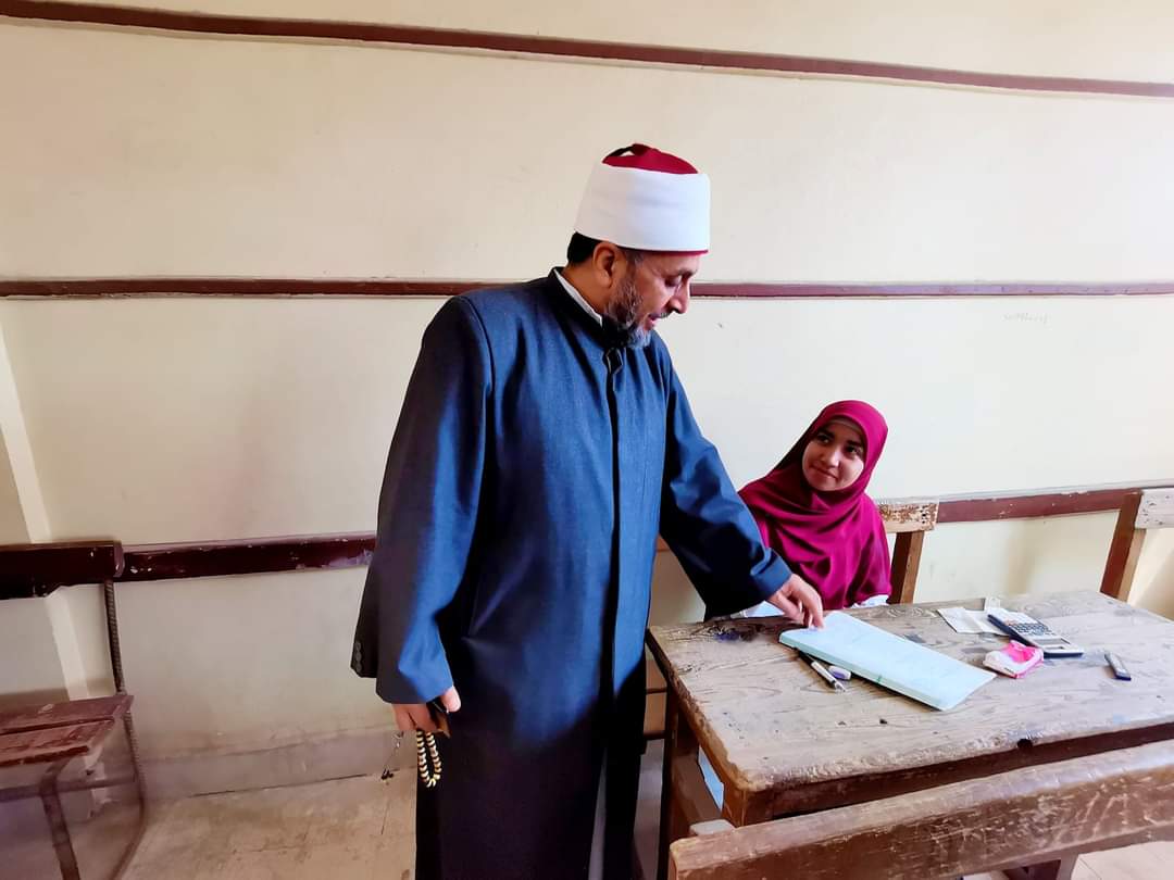 رئيس منطقة الشرقية الأزهرية يتفقد امتحانات الشهادة الثانوية 02