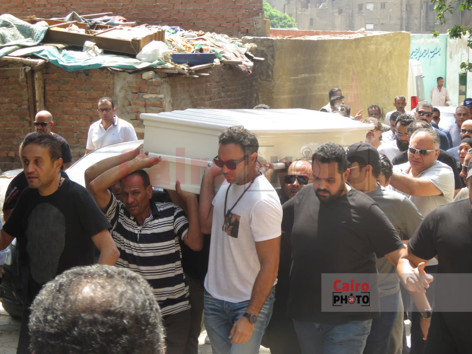 الصور الأولى من مقابر علاء عبد الخالق قبل لحظات من دفنه