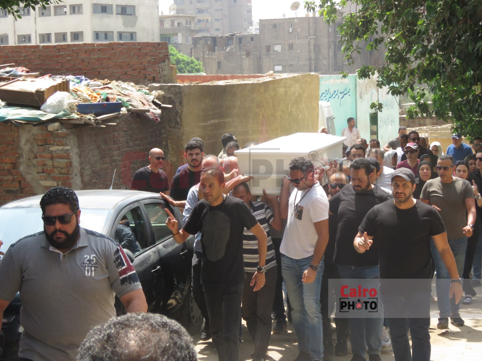 الصور الأولى من مقابر علاء عبد الخالق قبل لحظات من دفنه