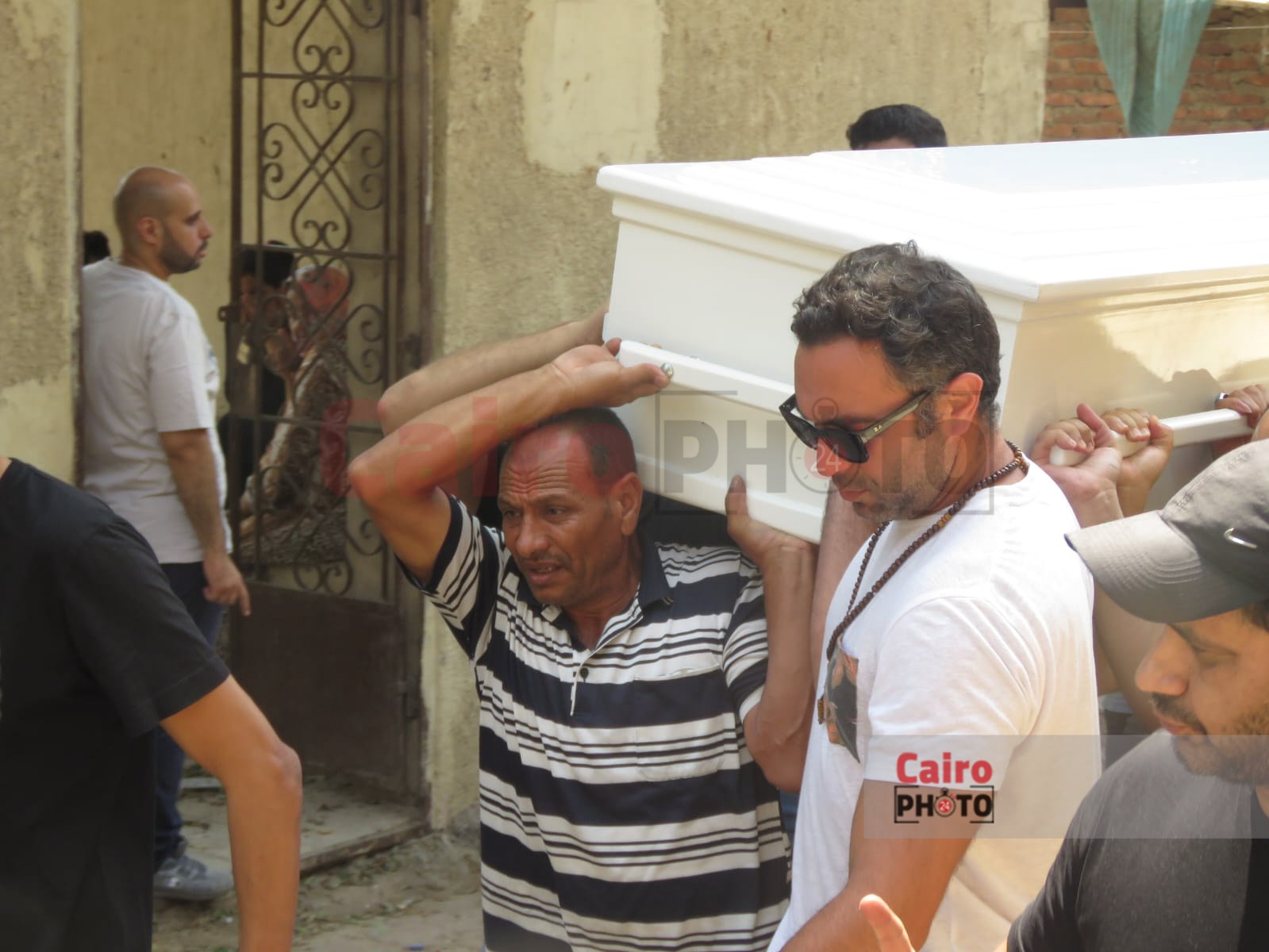 الصور الأولى من مقابر علاء عبد الخالق قبل لحظات من دفنه