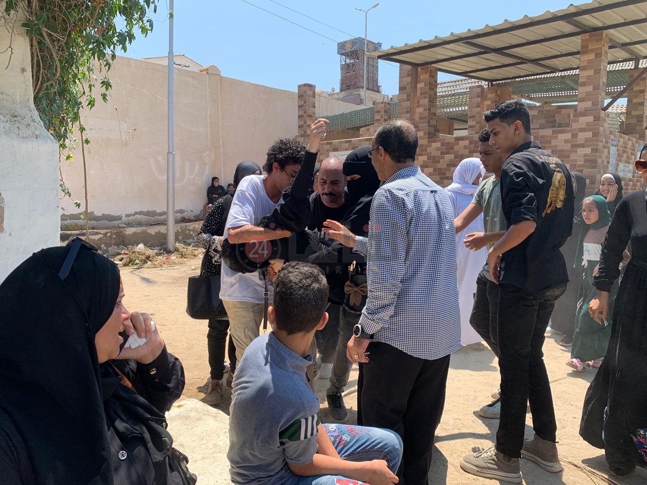 تشييع جثمان الفنان المسرحي محمود سأسأ12