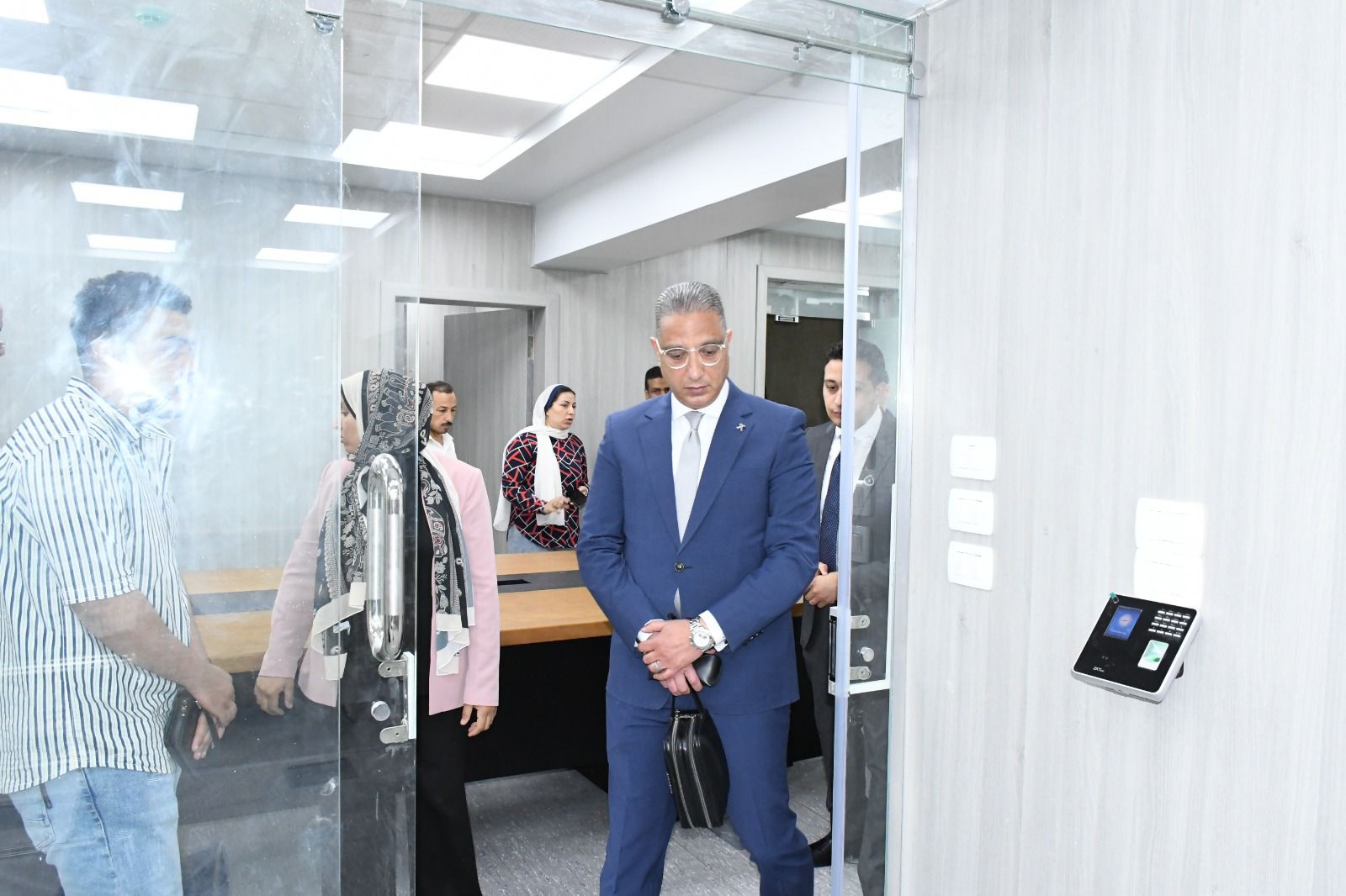 محافظ الفيوم يتفقد التجهيزات النهائية للمركز