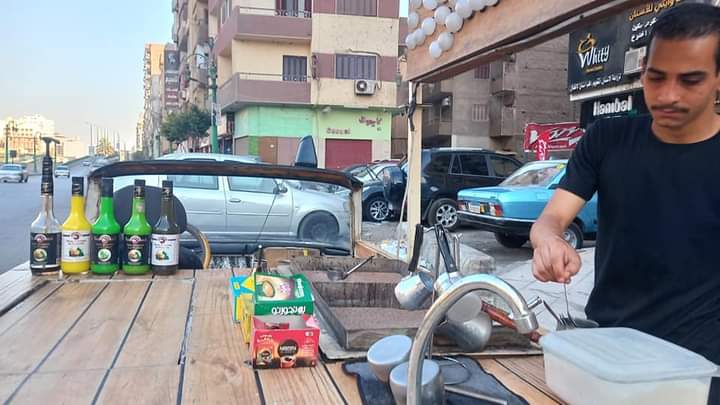 عمرو شاب يعمل قهوة على الرمال بأسيوط- تصوير إيمان سمير 