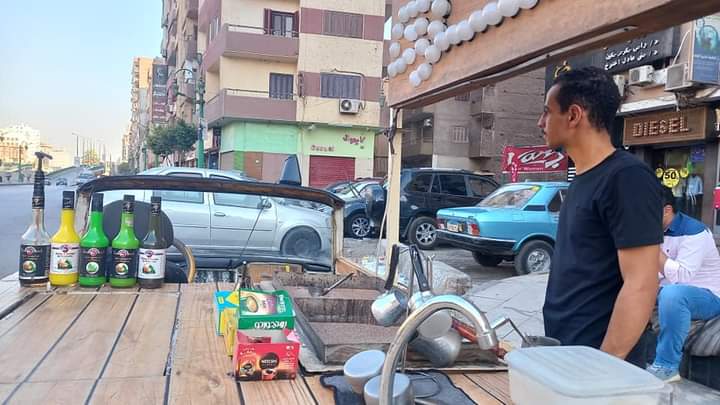 عمرو شاب يعمل قهوة على الرمال بأسيوط- تصوير إيمان سمير