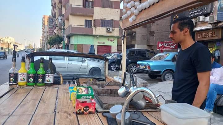 عمرو شاب يعمل قهوة على الرمال بأسيوط- تصوير إيمان سمير