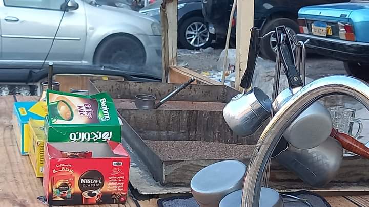 عمرو شاب يعمل قهوة على الرمال بأسيوط- تصوير إيمان سمير