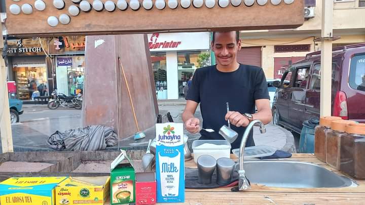 عمرو شاب يعمل قهوة على الرمال بأسيوط- تصوير إيمان سمير