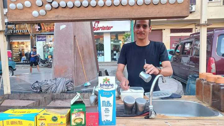 عمرو شاب يعمل قهوة على الرمال بأسيوط- تصوير إيمان سمير