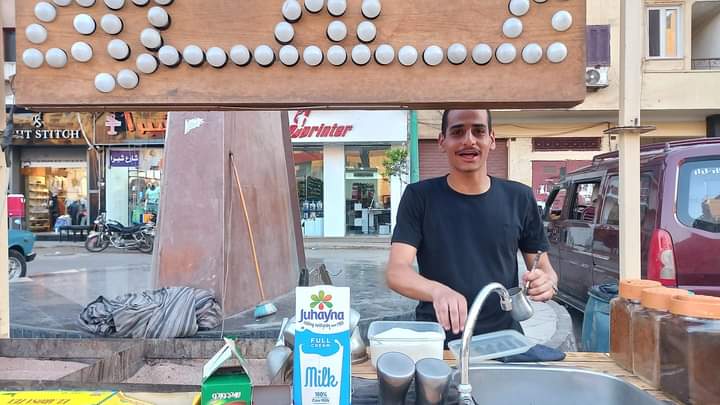 عمرو شاب يعمل قهوة على الرمال بأسيوط- تصوير إيمان سمير