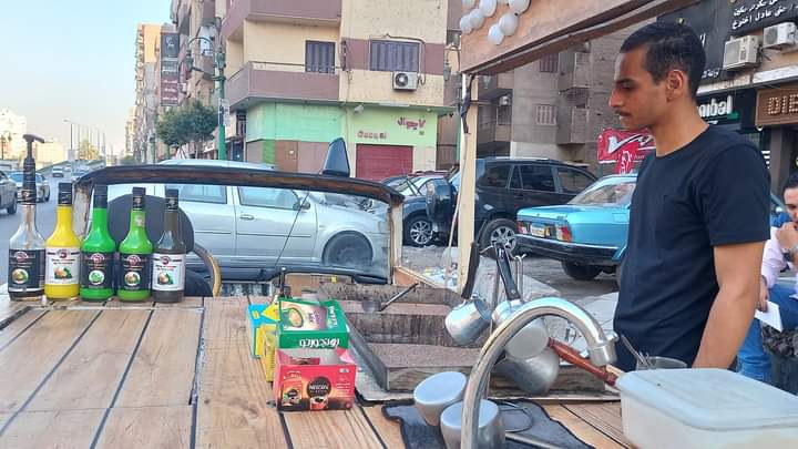 عمرو شاب يعمل قهوة على الرمال بأسيوط- تصوير إيمان سمير