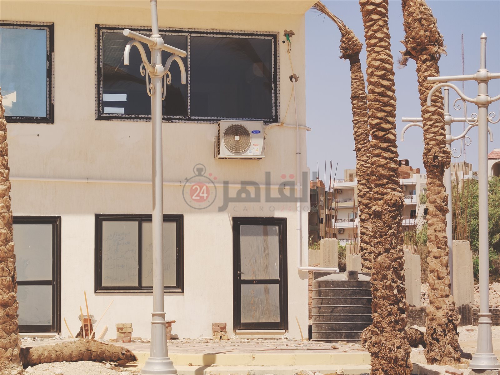 كافيتريا تتخلص من مياه ملوثة بأحد الشواطئ غير المستغلة 