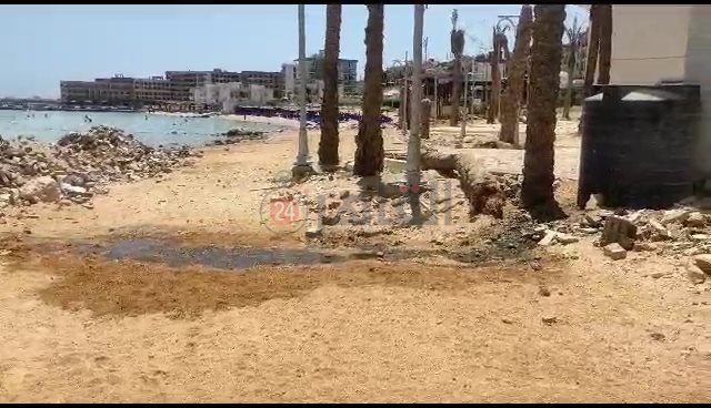 كافيتريا تتخلص من مياه ملوثة بأحد الشواطئ غير المستغلة 