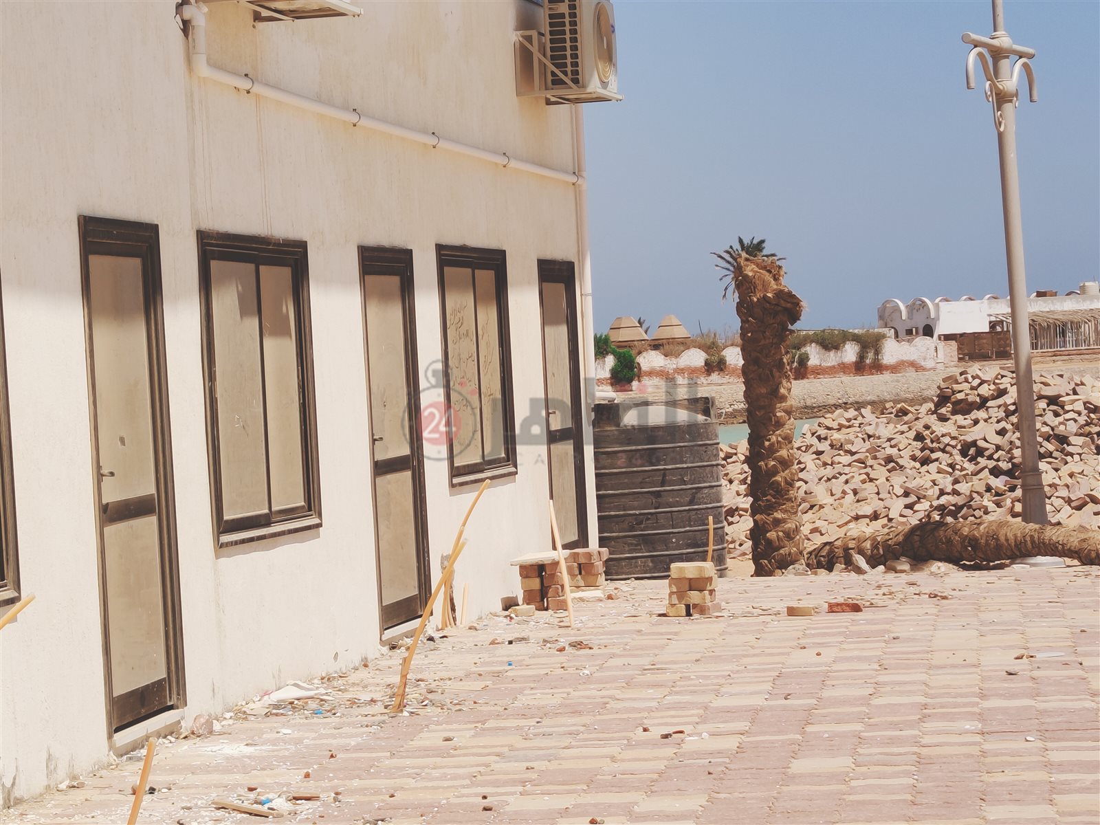 كافيتريا تتخلص من مياه ملوثة بأحد الشواطئ غير المستغلة 