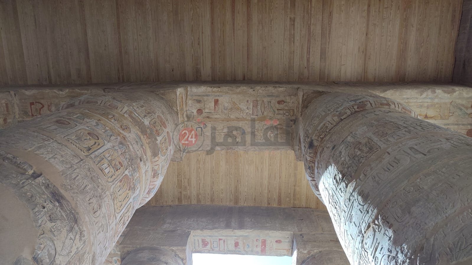 لحماية اللوان الأعمدة.. الآثار تغطي صالة الأعمدة الكبري بمعابد الكرنك بسقف خشبي (1)