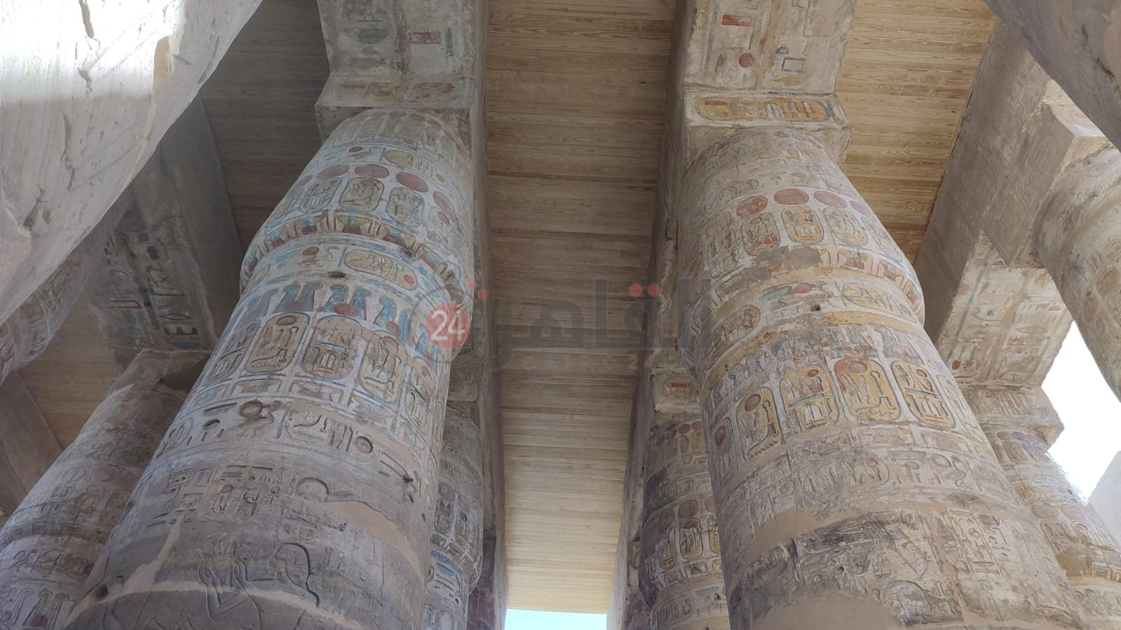 لحماية اللوان الأعمدة.. الآثار تغطي صالة الأعمدة الكبري بمعابد الكرنك بسقف خشبي (2)