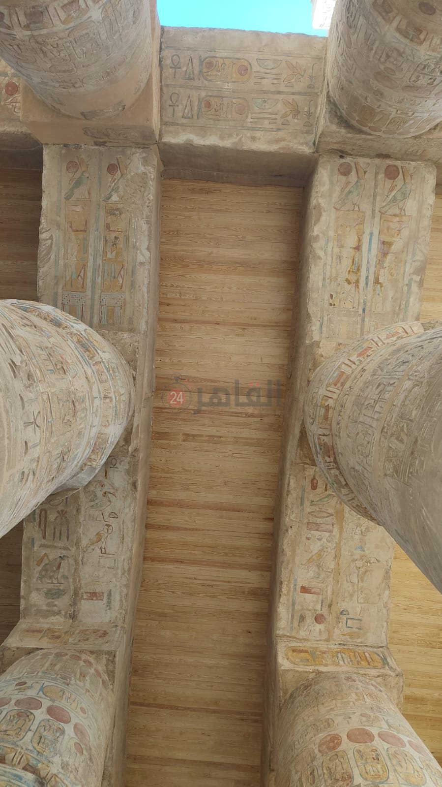 لحماية اللوان الأعمدة.. الآثار تغطي صالة الأعمدة الكبري بمعابد الكرنك بسقف خشبي (3)